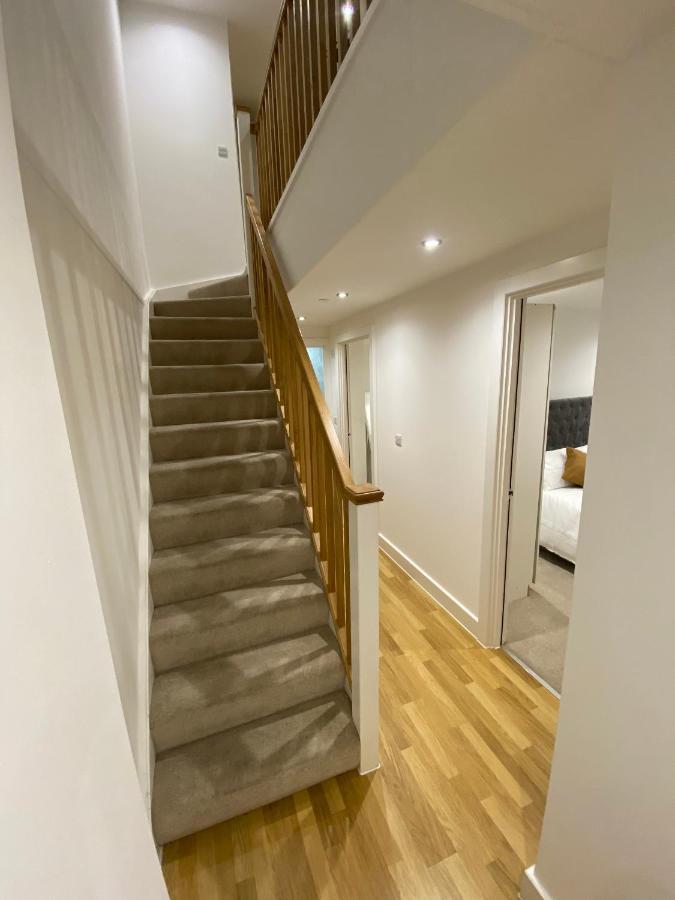 Modern 2 Bed Apartment With Juliet Balcony - Dhb Stays Лидс Экстерьер фото