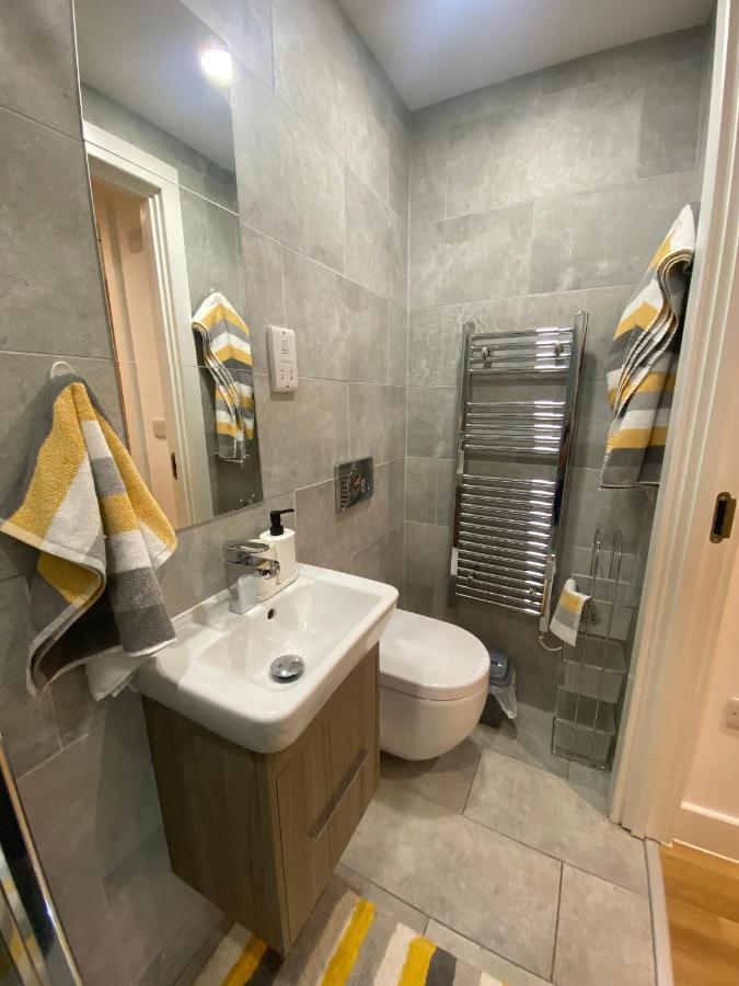 Modern 2 Bed Apartment With Juliet Balcony - Dhb Stays Лидс Экстерьер фото