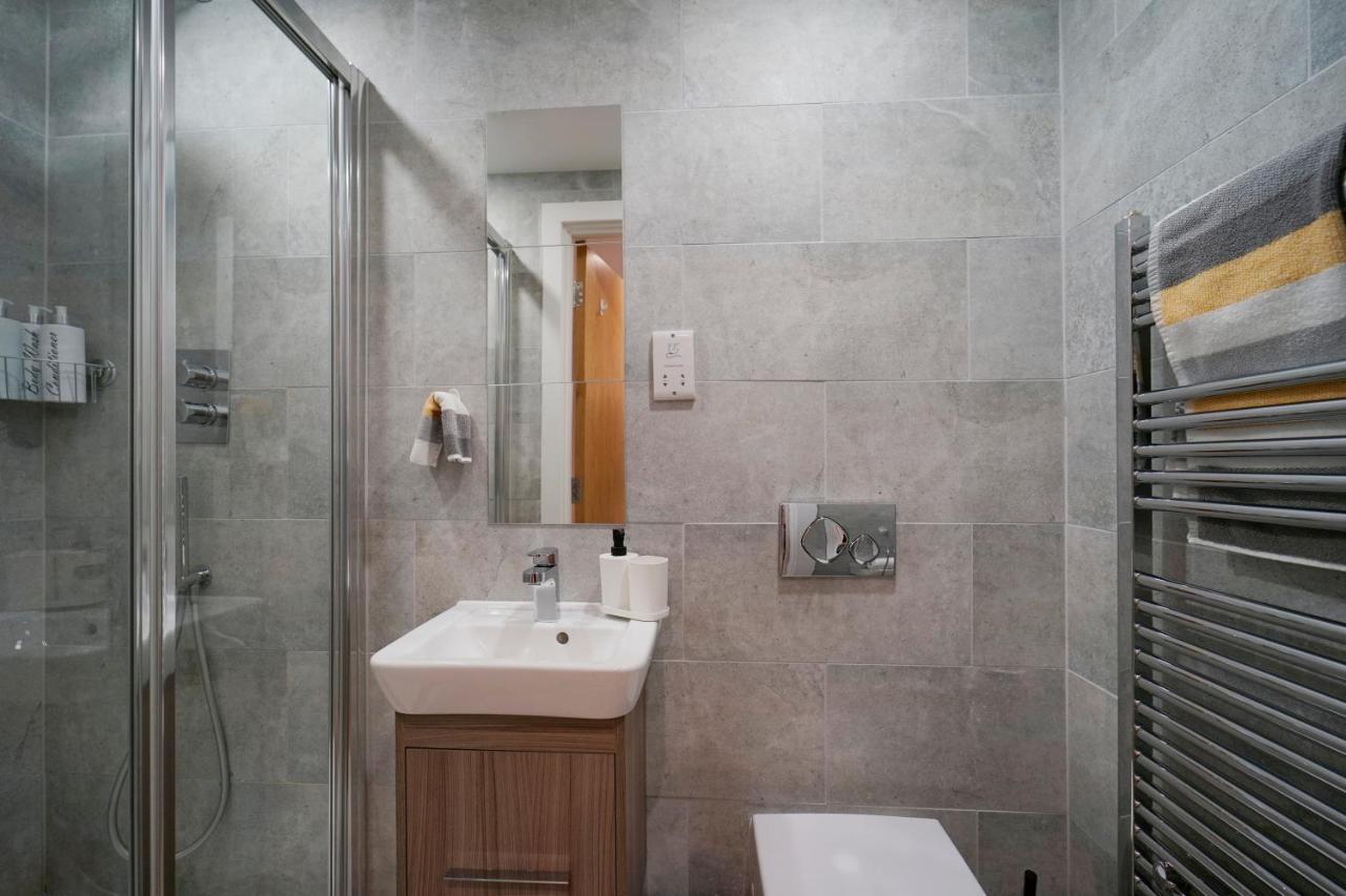 Modern 2 Bed Apartment With Juliet Balcony - Dhb Stays Лидс Экстерьер фото